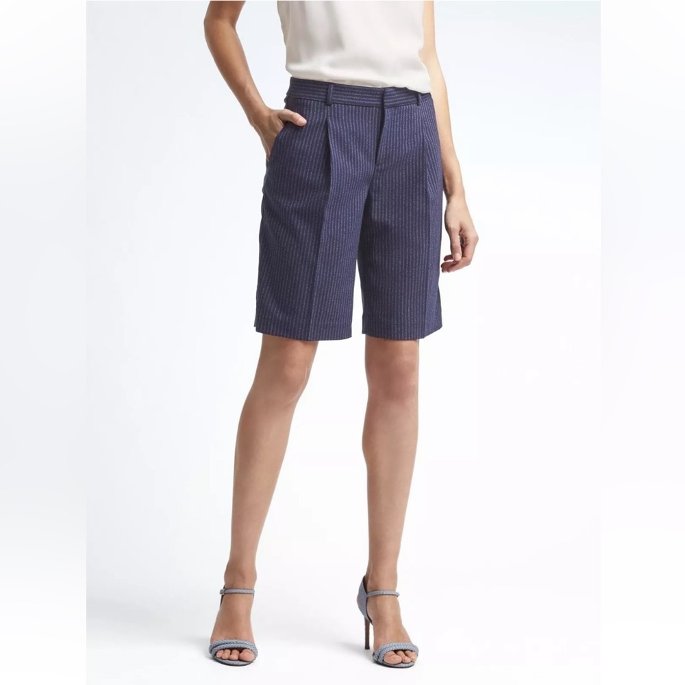 NWT‼️BANANA REPUBLIC women Avery-Fit Pinstripe Bermuda Short, Navy Size 4